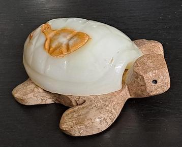 Mooie ,zware ,speksteen, schildpad. De lengte is 13,5cm.  beschikbaar voor biedingen