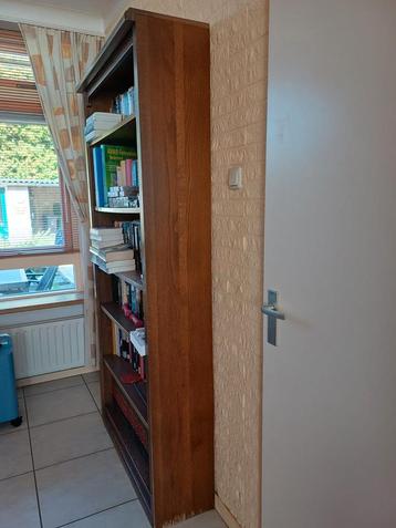 Houten Boekenkast met Planken beschikbaar voor biedingen