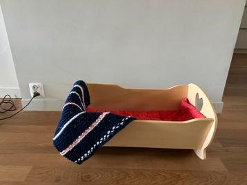 Houten schommel poppenbed met dekentjes. beschikbaar voor biedingen