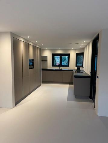 Latex spuiten, keuken , trappen, deuren spuiten, schilder beschikbaar voor biedingen