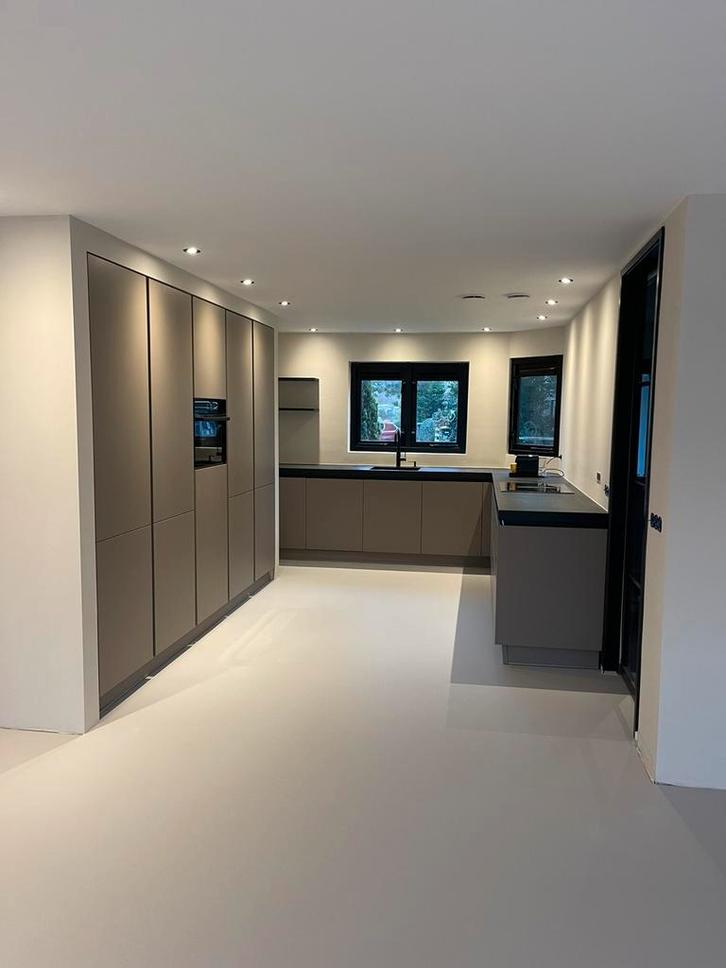 Latex spuiten, keuken , trappen, deuren spuiten, schilder, Diensten en Vakmensen, Schilders en Behangers, Binnenschilderwerk, Buitenschilderwerk