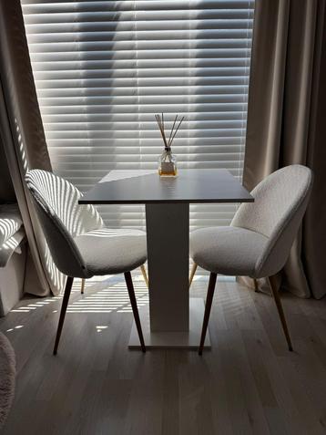 Eettafel met twee teddy stoelen wit  beschikbaar voor biedingen