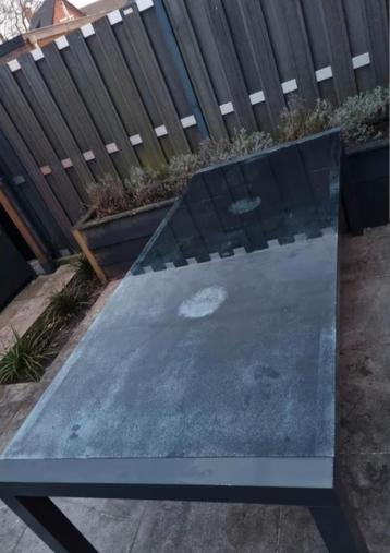 Nette tuintafel  beschikbaar voor biedingen