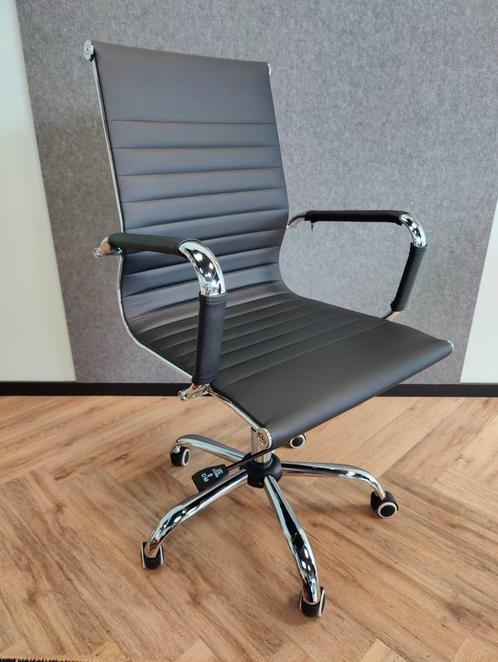 Bijna nieuwe Vitra Eames 117 replica Bureaustoel stoel EA117, Huis en Inrichting, Bureaustoelen, Zo goed als nieuw, Bureaustoel