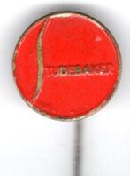 STUDEBAKER rood op zilverkleurig auto speldje 16 mm( D_056 ), Verzamelen, Verzenden, Zo goed als nieuw, Transport, Speldje of Pin