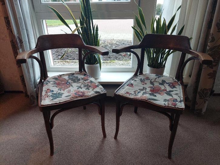 Twee antieke houten stoelen met zelfgemaakte kleedjes, Antiek en Kunst, Antiek | Meubels | Stoelen en Banken, Ophalen