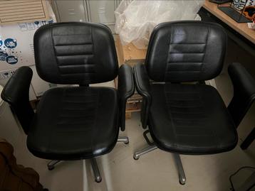 2 leren kappersstoelen. beschikbaar voor biedingen
