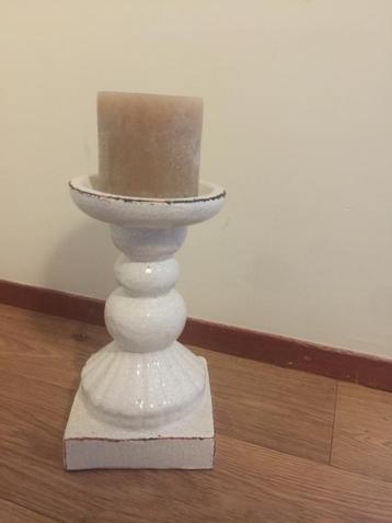 Witte Kandelaar beschikbaar voor biedingen