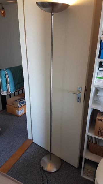 Staande lamp met regelaar. beschikbaar voor biedingen