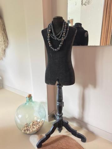Grote vintage paspop buste mannequin zwart houten poot suede beschikbaar voor biedingen