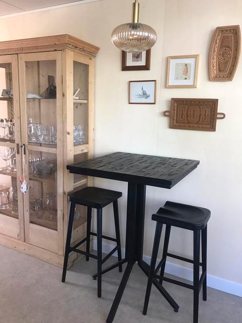 Bartafel met 2 krukken uit VT wonen weer verliefd op je huis, Huis en Inrichting, Barren, Zo goed als nieuw, Ophalen