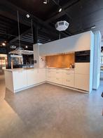 Veda showroom keuken Kvik Groningen, Huis en Inrichting, Keuken | Complete keukens, Ophalen, Wit, Hoekkeuken, Nieuw