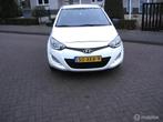 Hyundai i20 1.2i i-Drive 5 deurs, Auto's, Hyundai, Euro 5, Gebruikt, 4 cilinders, Wit
