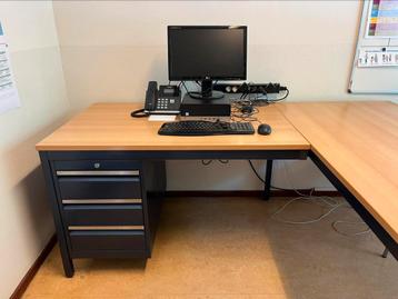 Hoekbureau 200x160. 80 cm diep. 