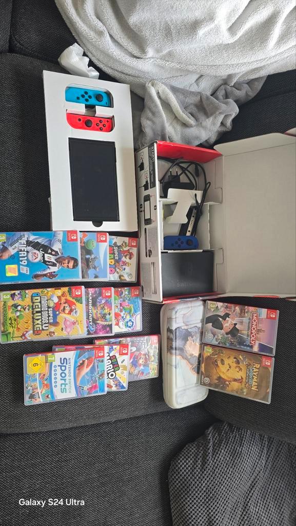Nintendo Switch OLED + Games, Spelcomputers en Games, Spelcomputers | Nintendo Switch, Zo goed als nieuw, Switch OLED, Met 2 controllers
