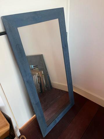 Blauwe Spiegel met Houten Frame beschikbaar voor biedingen