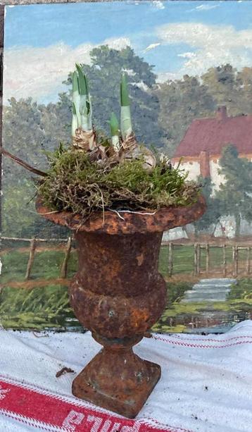Oude gietijzeren tuinvaas, Jardinière beschikbaar voor biedingen