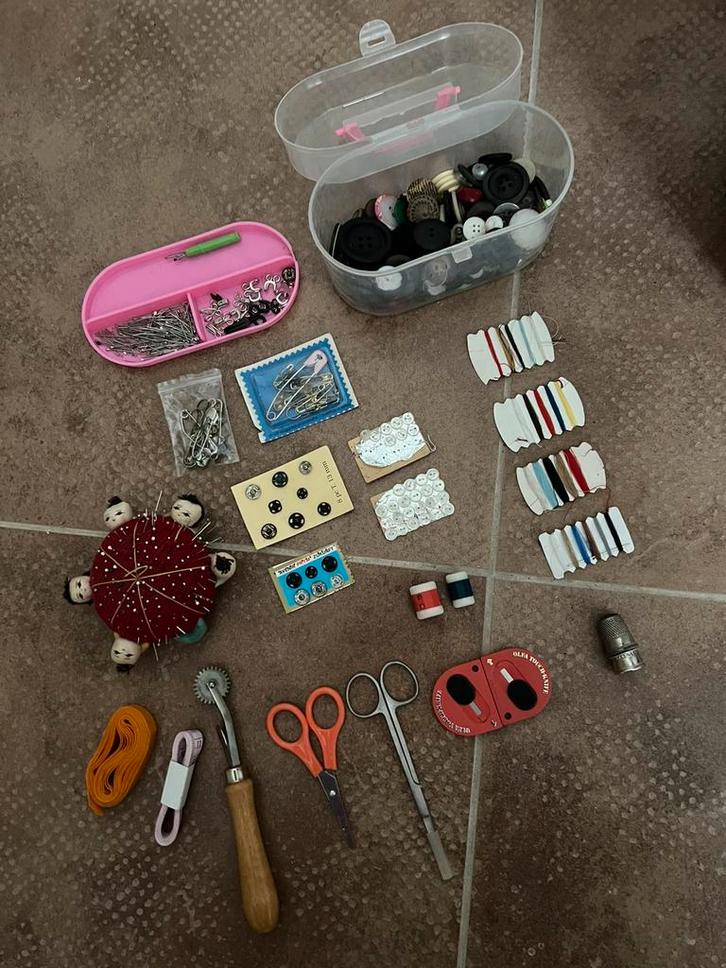 Allerlei naaigerei (startersset), Hobby en Vrije tijd, Naaien en Fournituren, Knoop of Knopen, Ophalen of Verzenden