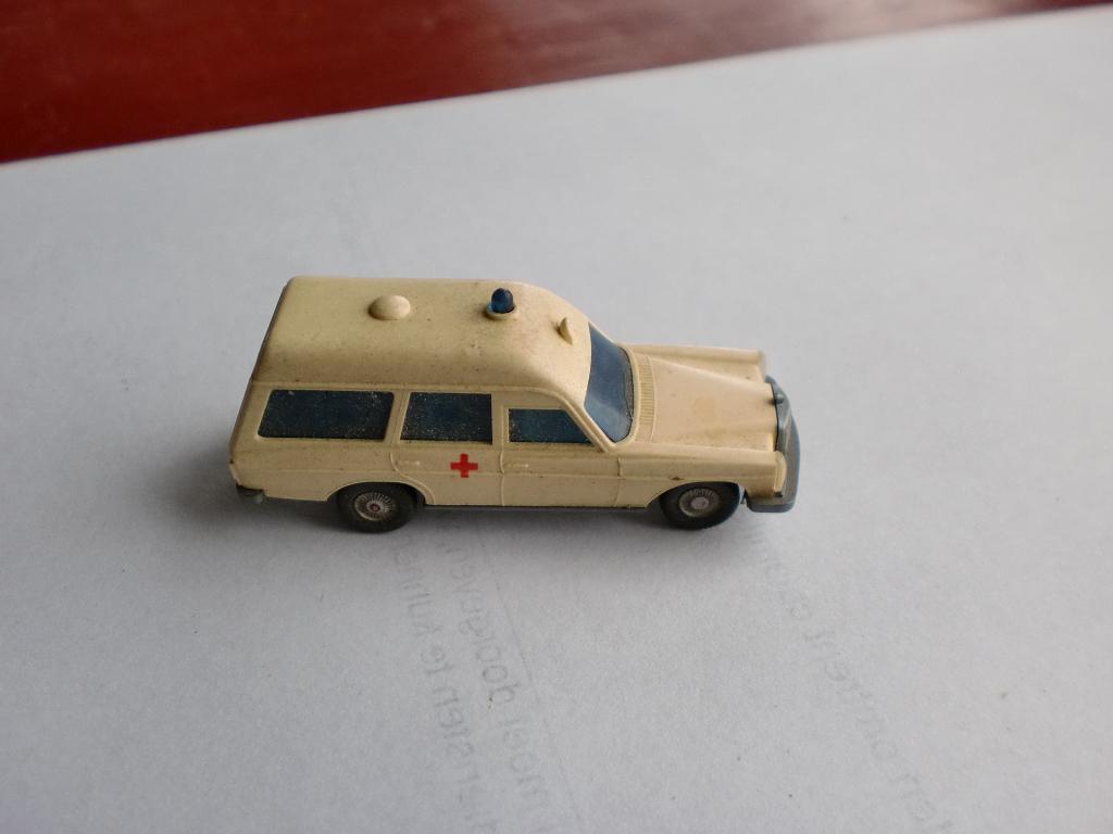 Wiking Mercedes 200 Ambulance 1:87, Hobby en Vrije tijd, Modelauto's | 1:87, Ophalen of Verzenden, Gebruikt, Auto, Wiking