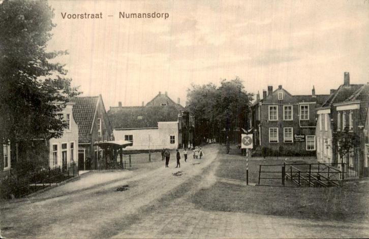 Numansdorp - Voorstraat - Straatzicht, Verzamelen, Ansichtkaarten | Nederland, Gelopen, Zuid-Holland, Voor 1920, Ophalen of Verzenden