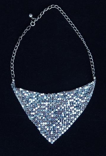 Zilverkleurige choker ketting, leuk voor feestdagen beschikbaar voor biedingen