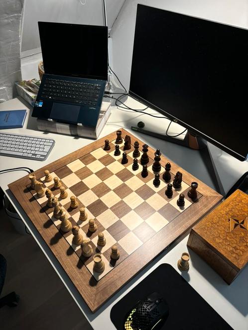 DGT Walnut Bluetooth E-Board met Timeless stukken, Hobby en Vrije tijd, Gezelschapsspellen | Bordspellen, Zo goed als nieuw, Ophalen