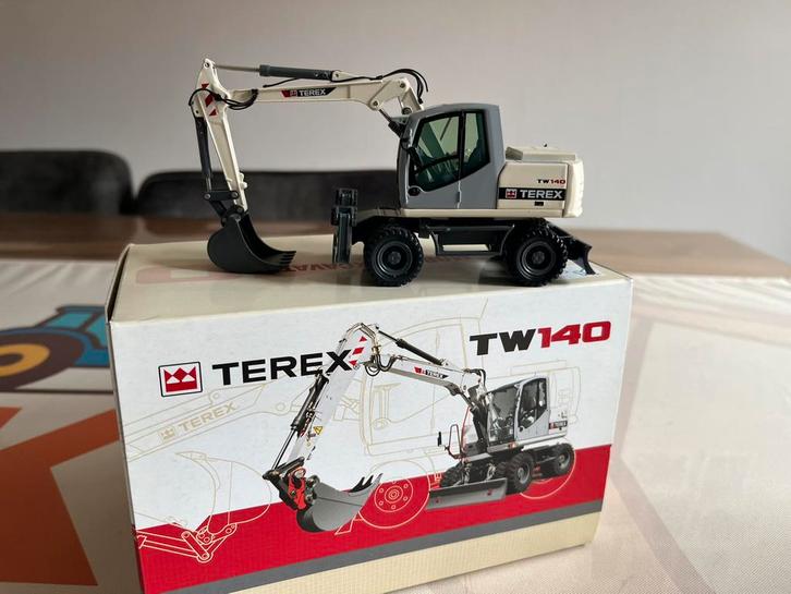 Terex TW 140 mobiele graafmachine NZG 697 Nieuw, Hobby en Vrije tijd, Modelauto's | 1:50, Nieuw, Hijskraan, Tractor of Landbouw