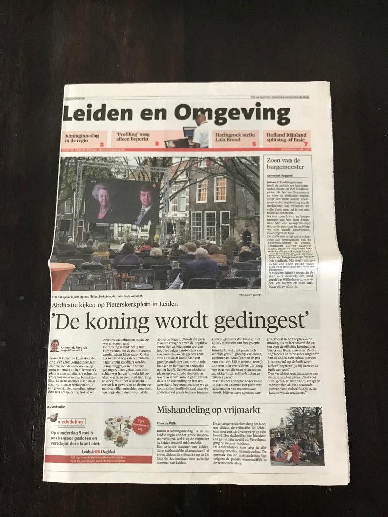 Leidsch Dagblad 01-05-2013 De koning wordt gedinset., Ophalen of Verzenden, 1980 tot heden, Krant