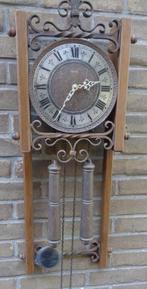 Vintage wandklok , met smeedijzer, Huis en Inrichting, Woonaccessoires | Klokken, Ophalen of Verzenden, Gebruikt, Analoog, Wandklok