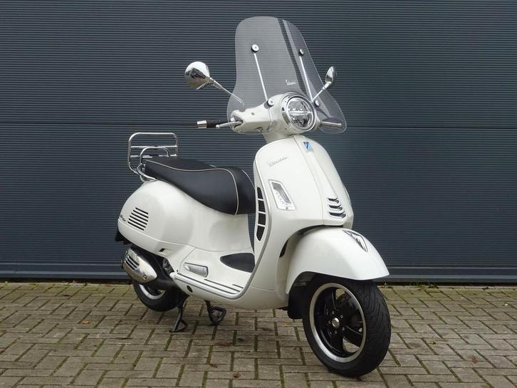 Vespa GTS 300 HPE super 2020 Orig NL zeer lage kilometers, Motoren, Motoren | Overige merken, Bedrijf, Scooter, 12 t/m 35 kW, Minimaal motorrijbewijs A2