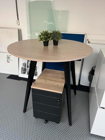 Hoge representatieve statafel / koffietafel beschikbaar voor biedingen