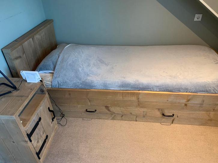 Steigerhouten bed, 90x200, met nachtkastje, Huis en Inrichting, Slaapkamer | Bedden, Gebruikt, Eenpersoons, 90 cm, 200 cm, Steigerhout