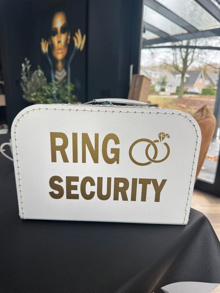 Ring security koffer ringenkoffer bruidsmeisje bruidsjongen, Huis en Inrichting, Woonaccessoires | Tekstborden en Spreuken, Zo goed als nieuw