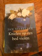 Knielen op een bed violen - Jan Siebelink, Boeken, Ophalen of Verzenden, Gelezen, Algemeen