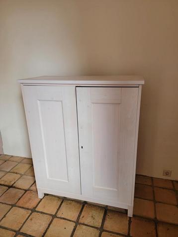 Houten Kast met Deuren en Planken beschikbaar voor biedingen