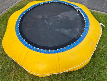Springtrampoline voor in het zwembad of op het gras.  beschikbaar voor biedingen