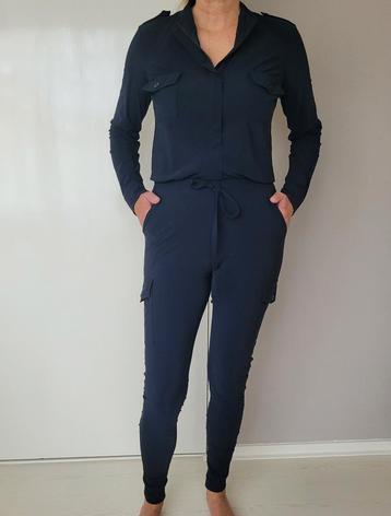 Studio Anneloes Cargo jumpsuit XS
Travelstof
Donkerblauw beschikbaar voor biedingen