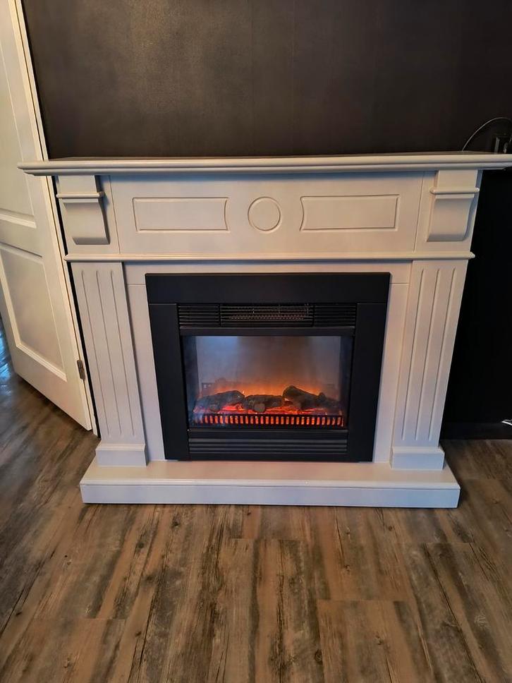 Hele mooie schouw met ingebouwde elektrische haard, Huis en Inrichting, Haarden, Zo goed als nieuw, Elektrische haard, Ophalen
