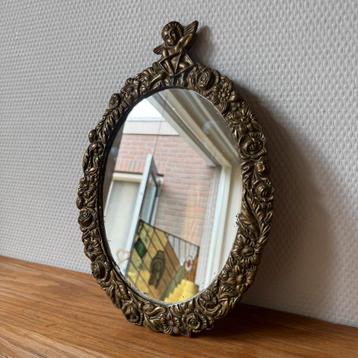 Vintage Spiegel met Koperen Bloemen Rand en Engel Kroon beschikbaar voor biedingen