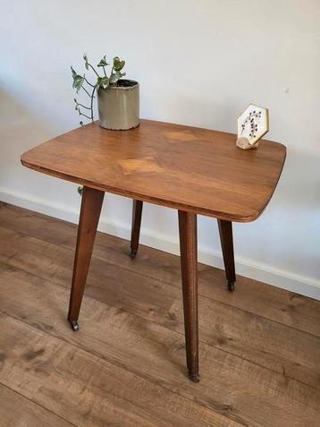 Vintage bijzettafeltje beschikbaar voor biedingen