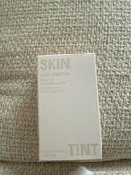 Kylie Cosmetics Skin Tint - 6W, Gehele gezicht, Beige, Nieuw, Ophalen of Verzenden