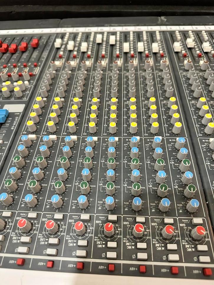 Allen & Heath GL1300 Analoge Mixer - Made in UK, Muziek en Instrumenten, Mengpanelen, Gebruikt, 20 kanalen of meer, Microfooningang