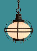 Vintage hanglamp met geribbelde glazen bol en metalen frame, Huis en Inrichting, Lampen | Hanglampen, Gebruikt, Vintage, Ophalen of Verzenden