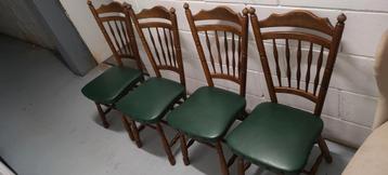 Set van 4 houten stoelen met groene zitting beschikbaar voor biedingen