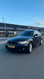 BMW 1-Serie 2.0 120I 3DR AUT 2008 Zwart - Nieuwe ketting, Auto's, BMW, 65 €/maand, 1995 cc, Zwart, 4 cilinders