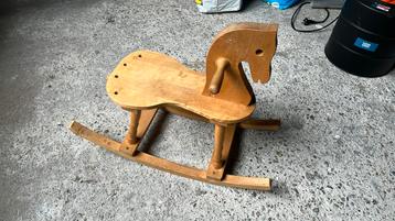 Houten hobbelpaard beschikbaar voor biedingen
