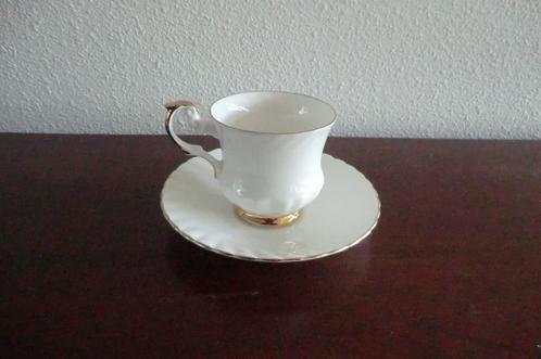 kop en schotel - Elizabethan fine bone china - england, Verzamelen, Porselein, Kristal en Bestek, Gebruikt, Kop en/of schotel