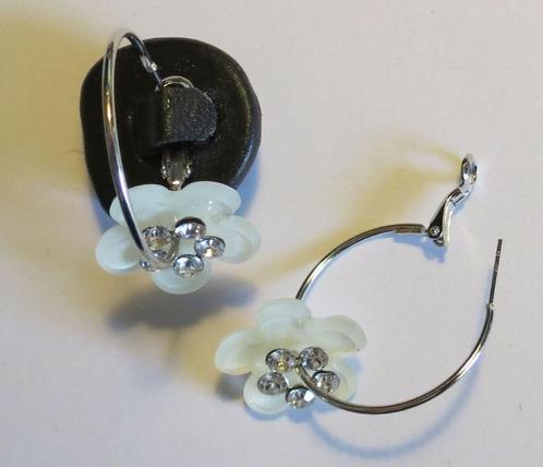 Oorringen met bloemblaadjes en strass, Sieraden, Tassen en Uiterlijk, Oorbellen, Nieuw, Hangers, Overige materialen, Zilver, Met strass