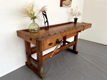 Vintage dressoir, Oude houten werkbank, vintage sidetable beschikbaar voor biedingen