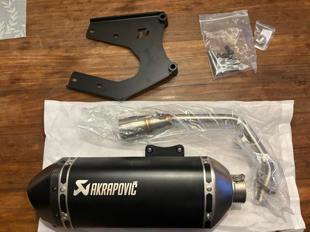 Akrapovic Uitlaat 50cc vespa sprint/Primavera - Nieuwstaat, Motoren, Onderdelen | Overige, Nieuw, Ophalen of Verzenden